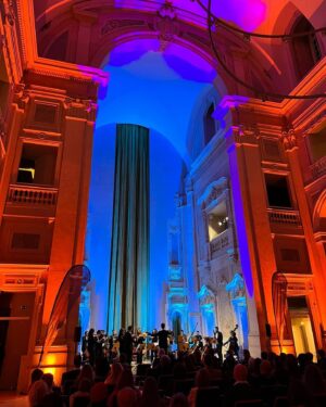 Martim Sousa Tavares Instagram - Que saudades de um concerto só com música barroca para lavar a alma. 🙃
Bach, Handel, Scarlatti e Seixas. Exímia a prestação da @orqsf. Lindo até mais não o espaço do @museudodinheiro. E tão simbólica a ocasião, a celebrar os 35 anos do programa #Erasmus, um dos flagships do que há de melhor nos valores europeus. 

Voltamos a esta música dia 29 em Idanha-a-Nova e dia 30 no Olga Cadaval em Sintra. É um bálsamo para a alma, acreditem. Depois não digam que não avisei. Bilhetes? Link nas stories.