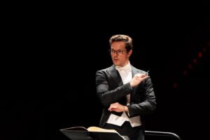 Martim Sousa Tavares Instagram - Quando é assim, é mesmo o melhor trabalho do mundo! 👊🏻

9ª Sinfonia de Beethoven com @orquestradoalgarve e @orqsf (  Coro e solistas de excelência) em Faro e Albufeira. Brevemente também na RTP. 

Fotografias do @enricvivesrubio