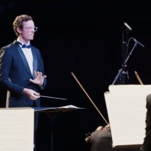 Martim Sousa Tavares Instagram - Para quem acha que a música clássica é boa para dormir... 🫢

(excerto da sinfonia "A Surpresa" de Haydn, com a @orqsf 🥁⚡️)