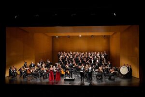 Martim Sousa Tavares Instagram - Quando é assim, é mesmo o melhor trabalho do mundo! 👊🏻

9ª Sinfonia de Beethoven com @orquestradoalgarve e @orqsf (  Coro e solistas de excelência) em Faro e Albufeira. Brevemente também na RTP. 

Fotografias do @enricvivesrubio