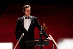 Martim Sousa Tavares Instagram - Está a valer! 🪄

O primeiro concerto como maestro titular da @orquestraclassicadosul já cá canta. 
Obrigado a todos, - orquestra, teatro e público - pela primeira de muitas noites em cheio. 🧡

Fotografias do antes e durante pelo @enricvivesrubio