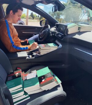Martim Sousa Tavares Instagram - Vocês continuam a comprar, eu continuo a assinar. Que remédio! 😅

Atenção que a campanha só vai até 9 de Maio. É aproveitar enquanto dura! 📚

Link na bio.