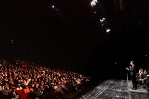 Martim Sousa Tavares Instagram - Está a valer! 🪄

O primeiro concerto como maestro titular da @orquestraclassicadosul já cá canta. 
Obrigado a todos, - orquestra, teatro e público - pela primeira de muitas noites em cheio. 🧡

Fotografias do antes e durante pelo @enricvivesrubio