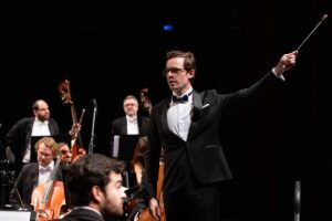 Martim Sousa Tavares Instagram - Está a valer! 🪄

O primeiro concerto como maestro titular da @orquestraclassicadosul já cá canta. 
Obrigado a todos, - orquestra, teatro e público - pela primeira de muitas noites em cheio. 🧡

Fotografias do antes e durante pelo @enricvivesrubio