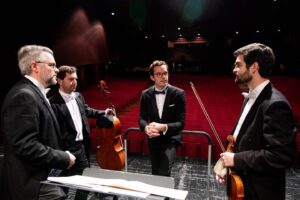 Martim Sousa Tavares Instagram - Está a valer! 🪄

O primeiro concerto como maestro titular da @orquestraclassicadosul já cá canta. 
Obrigado a todos, - orquestra, teatro e público - pela primeira de muitas noites em cheio. 🧡

Fotografias do antes e durante pelo @enricvivesrubio