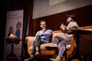 Martim Sousa Tavares Instagram - Ontem o @hugovanderding e eu fizemos uma sessão ao vivo no @podesfestival e no fim do dia ainda levámos para casa um prémio de melhor podcast, pelo segundo ano consecutivo, com o "Duas pessoas a conversar" da @antena3rtp.

Estamos muito felizes pelo reconhecimento e dêem-nos todos os prémios que quiserem. O que não falta são prateleiras lá em casa. However, acho que importa referir que este ano ganhámos na categoria de humor (estávamos nomeados também em artes e cultura), coisa que nos deixou um pouco assim: 🫤
É que uma coisa é fazer humor, outra é ter sentido de humor. Já abordámos incontáveis temas da cultura geral, artes, história, ciências, relações internacionais, doenças venéreas e o diabo a quatro. Histórias que dizem respeito a Portugal e ao mundo todo. Temos o Dr. Sousa Martins (@umgajoquesimsenhor) connosco, que não nos deixa mentir. Acham piada e riem-se imenso? Que bom. Adoramos! Mas no fim, lembrem-se que também aprenderam qualquer coisa. 
Para o ano queremos ganhar na categoria certa, pode ser? 

Será na versão "Era uma vez duas pessoas", um podcast da @flad.pt, que é onde estamos a viver agora! 🙌🏻

Fotos @afterclick