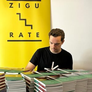 Martim Sousa Tavares Instagram - 🫢

Disponível para pré-venda em breve! 
Os primeiros a encomendar online recebem-no autografado ✍🏻

@livros_zigurate