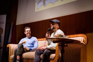 Martim Sousa Tavares Instagram - Ontem o @hugovanderding e eu fizemos uma sessão ao vivo no @podesfestival e no fim do dia ainda levámos para casa um prémio de melhor podcast, pelo segundo ano consecutivo, com o "Duas pessoas a conversar" da @antena3rtp.

Estamos muito felizes pelo reconhecimento e dêem-nos todos os prémios que quiserem. O que não falta são prateleiras lá em casa. However, acho que importa referir que este ano ganhámos na categoria de humor (estávamos nomeados também em artes e cultura), coisa que nos deixou um pouco assim: 🫤
É que uma coisa é fazer humor, outra é ter sentido de humor. Já abordámos incontáveis temas da cultura geral, artes, história, ciências, relações internacionais, doenças venéreas e o diabo a quatro. Histórias que dizem respeito a Portugal e ao mundo todo. Temos o Dr. Sousa Martins (@umgajoquesimsenhor) connosco, que não nos deixa mentir. Acham piada e riem-se imenso? Que bom. Adoramos! Mas no fim, lembrem-se que também aprenderam qualquer coisa. 
Para o ano queremos ganhar na categoria certa, pode ser? 

Será na versão "Era uma vez duas pessoas", um podcast da @flad.pt, que é onde estamos a viver agora! 🙌🏻

Fotos @afterclick