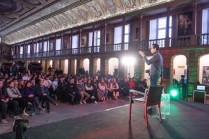 Martim Sousa Tavares Instagram - 🙋🏻‍♂️ 
A manhã de hoje foi no Palácio de Belém com quase 400 alunos do secundário dos quatro cantos do país. 🇵🇹

"Músicos no Palácio de Belém" é uma iniciativa de aproximação entre músicos de diferentes áreas e percursos e os nossos jovens estudantes. Não sei se fui mais eu a inspirar ou a ser inspirado por algumas das excelentes questões e intervenções. Falou-se na proposta de mudança do hino de Portugal, a pressão que se vive nas orquestras, como manter viva uma forma de arte com séculos de história, pensámos sobre o que é profissionalizar uma paixão e as belezas e riscos que isso acarreta, entre muito, muito mais.

Um abraço ao nosso tão carismático PR pelo convite (última foto = bromance).

Fotografias de Rui Ochoa / Presidência da República.
