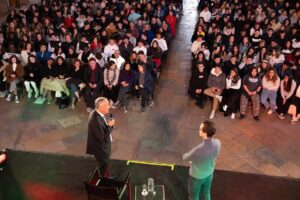 Martim Sousa Tavares Instagram - 🙋🏻‍♂️ 
A manhã de hoje foi no Palácio de Belém com quase 400 alunos do secundário dos quatro cantos do país. 🇵🇹

"Músicos no Palácio de Belém" é uma iniciativa de aproximação entre músicos de diferentes áreas e percursos e os nossos jovens estudantes. Não sei se fui mais eu a inspirar ou a ser inspirado por algumas das excelentes questões e intervenções. Falou-se na proposta de mudança do hino de Portugal, a pressão que se vive nas orquestras, como manter viva uma forma de arte com séculos de história, pensámos sobre o que é profissionalizar uma paixão e as belezas e riscos que isso acarreta, entre muito, muito mais.

Um abraço ao nosso tão carismático PR pelo convite (última foto = bromance).

Fotografias de Rui Ochoa / Presidência da República.