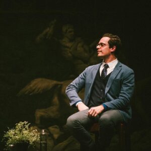 Martim Sousa Tavares Instagram - Antes de levar uma marretada do centauro, uma mensagem a quem se interessa pelo meu trabalho:

Amanhã será emitido o último episódio de "encontro com a beleza", o podcast que desde 2022 mantenho no @observador e que tanto prazer me tem dado.
Com isto se encerra um ciclo que comecei três anos antes, com programas semanais ininterruptos na @antena2rtp. 
São cinco anos a falar sobre música, semana após semana e sem perder o entusiasmo, sempre com algo a dizer e renovados temas a explorar. Fi-lo com muito prazer e até sentido de missão mas sinto que está na hora, até porque não quero ser dado por garantido pelos meus ouvintes. Sempre ouvi dizer que é bom sair a ganhar. Por isso, para mim, chegou esse momento. 😌

Agradeço infinitamente a quem me acompanhou nesta viagem! Deixo umas duzentas e tal horas de conteúdo gravado, deve chegar para entreter os mais saudosos por uns tempos. 😉

Por agora, é tempo de novos desafios e um deles está aí à espreita! 👀

Em breve nas livrarias, publicado pela @livros_zigurate do @carlosvazmarques, o meu primeiro livro! 📖

Fotografia: Estelle Valente / Teatro São Luiz