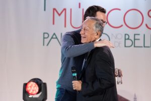 Martim Sousa Tavares Instagram - 🙋🏻‍♂️ 
A manhã de hoje foi no Palácio de Belém com quase 400 alunos do secundário dos quatro cantos do país. 🇵🇹

"Músicos no Palácio de Belém" é uma iniciativa de aproximação entre músicos de diferentes áreas e percursos e os nossos jovens estudantes. Não sei se fui mais eu a inspirar ou a ser inspirado por algumas das excelentes questões e intervenções. Falou-se na proposta de mudança do hino de Portugal, a pressão que se vive nas orquestras, como manter viva uma forma de arte com séculos de história, pensámos sobre o que é profissionalizar uma paixão e as belezas e riscos que isso acarreta, entre muito, muito mais.

Um abraço ao nosso tão carismático PR pelo convite (última foto = bromance).

Fotografias de Rui Ochoa / Presidência da República.