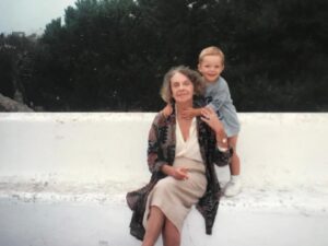 Martim Sousa Tavares Instagram - Faz hoje 20 anos que partiu. Foi-se a avó, ficou a autora, que é intemporal. 

Tenho pena de não ter mais fotografias com ela, porque as minhas lembranças são sobretudo infantis e misturam-se com a narrativa familiar e as memórias herdadas. Ainda assim, que memórias! Que vida, e que pessoa absolutamente extraordinária! Um exemplo para todos os dias. Sempre lembrada.
