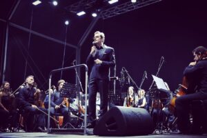 Martim Sousa Tavares Instagram - A beleza é para todos. 

A semana passada, em Lagos, a @orquestradoalgarve e o @municipiodelagos provaram isso mesmo: dois concertos ao ar livre esgotados, aos quais se acrescentaram lugares de forma generosa e que esgotaram de novo. 
Costumo dizer que só há dois tipos de música, a boa e a má. E cada vez mais estou convencido de que as pessoas dão pela diferença e valorizam o que é bom e bem feito. Pouco importa se é bossa nova, rock ou clássica. O importante é a beleza que há nas coisas e poder tê-la nas nossas vidas. 

Que venham outros tantos!

📸 Carlos Afonso / CM Lagos