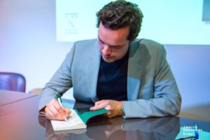 Martim Sousa Tavares Instagram - Obrigado a todos os que vieram e fizeram transbordar a sala do @ambitocultural.eci para o lançamento do livro!
Muito tocado pela vossa presença e pelas palavras do Gonçalo M. Tavares, que me ficaram gravadas na memória. 🥹

Enquanto leitor apaixonado de toda a vida, acho que não há coisa mais bela do que celebrar um livro, a leitura e a partilha de ideias. 💡
O livro segue o seu caminho pelas vossas mãos e eu vou-me encontrando de norte a sul do país com os leitores. Até já!

@livros_zigurate 
@carlosvazmarques