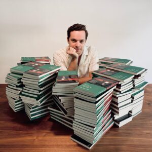 Martim Sousa Tavares Instagram - Pode não parecer, mas estou muito feliz com mais esta leva! No total, assinei 757 livros pela campanha de pré-venda. 😮‍💨
Agora venham ter comigo nas datas já confirmadas em que andarei pelo país a apresentar o livro e faço-vos uma linda dedicatória. 🫶🏼
O livro está à venda em tudo quanto é sítio e seguramente mais datas e locais de apresentação virão. 

Entretanto, quarta-feira, vemo-nos no lançamento! 😉

@livros_zigurate