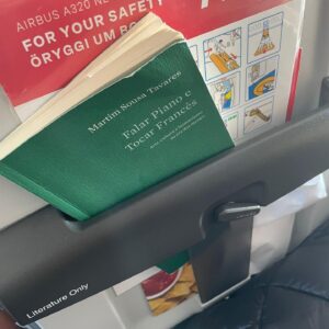 Martim Sousa Tavares Instagram - Dos palcos para os palanques: está a chegar uma pequena volta a Portugal com o meu livro! Muitos encontros com leitores, apresentações, conversas e lindas dedicatórias! ✍🏻

Braga e Coimbra: os vossos pedidos foram atendidos. 😌
Porto: vemo-nos na @feiradolivrodoporto no fim do verão 😉
Lisboa: ainda não tiveram que chegue? Em Setembro estou na Festa do Livro em Belém. 

Terceira foto: boas férias e boas leituras! Este livro sobrevive bem à areia e aos salpicos de mar 😗🏖

@livros_zigurate