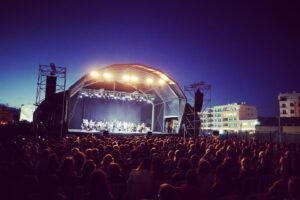 Martim Sousa Tavares Instagram - A beleza é para todos. 

A semana passada, em Lagos, a @orquestradoalgarve e o @municipiodelagos provaram isso mesmo: dois concertos ao ar livre esgotados, aos quais se acrescentaram lugares de forma generosa e que esgotaram de novo. 
Costumo dizer que só há dois tipos de música, a boa e a má. E cada vez mais estou convencido de que as pessoas dão pela diferença e valorizam o que é bom e bem feito. Pouco importa se é bossa nova, rock ou clássica. O importante é a beleza que há nas coisas e poder tê-la nas nossas vidas. 

Que venham outros tantos!

📸 Carlos Afonso / CM Lagos