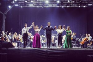 Martim Sousa Tavares Instagram - A beleza é para todos. 

A semana passada, em Lagos, a @orquestradoalgarve e o @municipiodelagos provaram isso mesmo: dois concertos ao ar livre esgotados, aos quais se acrescentaram lugares de forma generosa e que esgotaram de novo. 
Costumo dizer que só há dois tipos de música, a boa e a má. E cada vez mais estou convencido de que as pessoas dão pela diferença e valorizam o que é bom e bem feito. Pouco importa se é bossa nova, rock ou clássica. O importante é a beleza que há nas coisas e poder tê-la nas nossas vidas. 

Que venham outros tantos!

📸 Carlos Afonso / CM Lagos