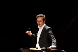 Martim Sousa Tavares Instagram - Quando é assim, é mesmo o melhor trabalho do mundo! 👊🏻

9ª Sinfonia de Beethoven com @orquestradoalgarve e @orqsf (  Coro e solistas de excelência) em Faro e Albufeira. Brevemente também na RTP. 

Fotografias do @enricvivesrubio