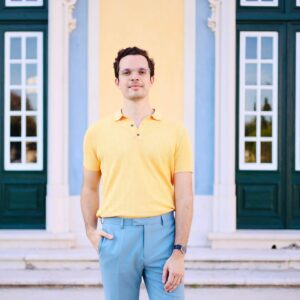 Martim Sousa Tavares Instagram - O @festivalsintra está em full swing! 🕺🏻

Ontem foi show. Hoje vai ser show. Amanhã vai ser show. Durante 10 dias, a música em todo o lado e para todos os gostos. Programa completo na bio. 

Foto de @dianatinoco.ph

PS: pendant acidental / karma com o Palácio de Queluz.