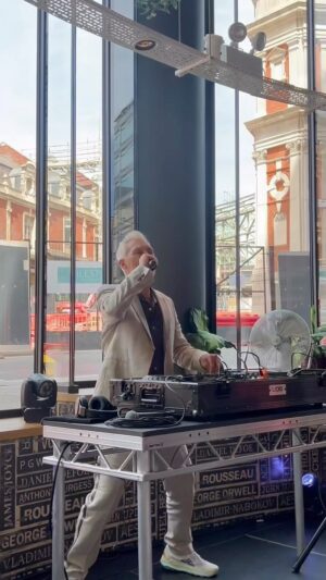 Martin Kemp Instagram - Back again with another Back to the 80’s Brunch at @drakeandmorgan last month, I had a blast🕺🏼 Next show is on the 27th July, tickets available via link in my stories. See you there! Mx #Ad