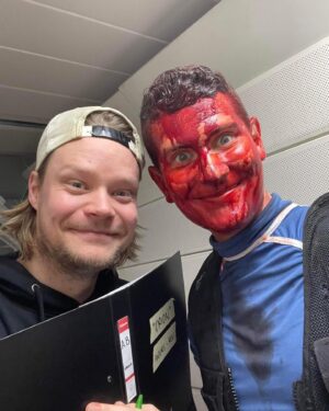 Martin Lepperød Instagram - Dette er bare noen få bilder fra innspillingen av serien @henrikfarley har skrevet. Den kommer i januar. Dere burde glede dere! Den gir et innblikk i framtiden og inn i hode til Henrik, Det er morsomt, ekkelt og veldig mørkt der inne.