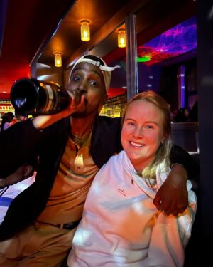 Martin Lepperød Instagram - Lykke til med påsken. Heldigvis har dere ikke en kjæreste som er nysgjerrig på åpent forhold og en venn som heter Jonis.