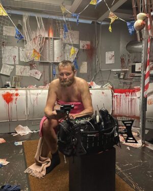 Martin Lepperød Instagram - Dette er bare noen få bilder fra innspillingen av serien @henrikfarley har skrevet. Den kommer i januar. Dere burde glede dere! Den gir et innblikk i framtiden og inn i hode til Henrik, Det er morsomt, ekkelt og veldig mørkt der inne.