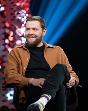Martin Lepperød Instagram - En stor glede å få komme på besøk til Lindmo for å prate litt om Kladden har dævva❤️ du kan se hele den meget hyggelige seansen på nrktv allerede nå eller på idiot boksen klokka 21.55 i kveld 🤫 takk for meg🤘🏽