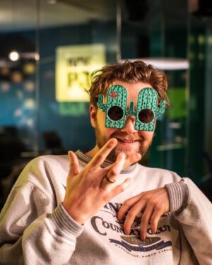 Martin Lepperød Instagram - Trenger hjelp til nytt profilbilde på LinkedIn. Med eller uten kaktus?