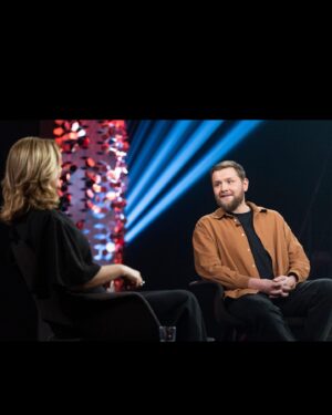 Martin Lepperød Instagram - En stor glede å få komme på besøk til Lindmo for å prate litt om Kladden har dævva❤️ du kan se hele den meget hyggelige seansen på nrktv allerede nå eller på idiot boksen klokka 21.55 i kveld 🤫 takk for meg🤘🏽