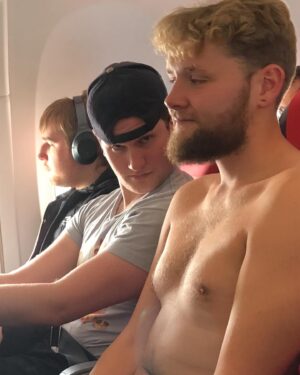 Martin Lepperød Instagram - @henrikfarley fyller 30 og vi må vel alle være ærlige om at ingen trodde dette skulle skje❤️ Jeg har et veddemål jeg i dag tapte, veddet med pappa din om at du kommer til å ha enten snakket for mye med satan, eller blåst bort kroppen i en eksperiment kveld med whisky, sprengstoff og konspirasjons videoer på TV-en. Men jeg er svært glad for at du fortatt er her ❤️ gratulerer med dagen, glad i deg!