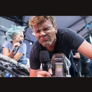 Martin Lepperød Instagram - Jeg er så utrolig stolt, sliten og glad for de siste 100t av livet. Takket være oss alle som bidro til p3aksjonen kan @plannorge fortsette det gode arbeid, fint å gi litt håp til barna våre som trenger hjelp. Så TUSEN takk til @adelinaibi @henrikfarley @arianrhodengebo og alle dere andre som jobbet knallhardt for at dette skulle skje. Nå skal jeg legge meg i badekaret, ta en bakt potet og se på Thor med hammeren filmer. Takk for meg.