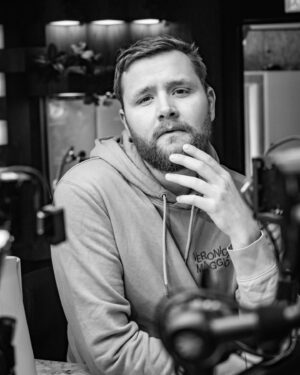 Martin Lepperød Instagram - Var med på lørdagsrådet i helgen og ble kalt elegant, så her kommer tre elegante bilder tatt av @dr.jones og et humorbilde med allergi som tema tatt av meg selv.  god søndag❤️