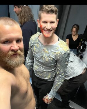 Martin Lepperød Instagram - @henrikfarley fyller 30 og vi må vel alle være ærlige om at ingen trodde dette skulle skje❤️ Jeg har et veddemål jeg i dag tapte, veddet med pappa din om at du kommer til å ha enten snakket for mye med satan, eller blåst bort kroppen i en eksperiment kveld med whisky, sprengstoff og konspirasjons videoer på TV-en. Men jeg er svært glad for at du fortatt er her ❤️ gratulerer med dagen, glad i deg!