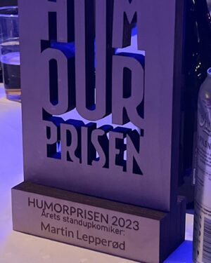 Martin Lepperød Instagram - En stor ære å vinne humorprisen for årets stand up komiker 2023! Jeg har ekstremt mange flotte mennesker rundt meg som hjelper til å gjør det mulig for meg å leke på scenen og ha det så gøy som jeg har det! Det å få den anerkjennelsen i en bransje med så utrolig mange flinke mennesker gjør mitt hjerte varmt! Jeg takker @reisdegkomikerklubb for en fin start på reisen, takk til @fenomen_tfs for det kule samarbeidet på første soloshow, til @olesoo for regi, takk til @jonisjosef og @henrikfarley for vennskapet og all den inspirasjonen dere gir! Og størst av alle, takk til min kone @marenbakken for at hun gir så mye humor og glede i hverdagen at det å leke på scenen føles så lett og gøy❤️🙏 gleder meg til 2024!