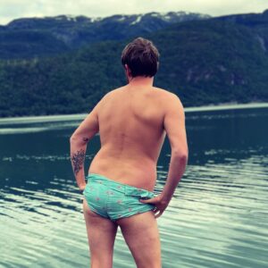 Martin Lepperød Instagram - Jeg kjenner noen ganger på følelsen av angst og usikkerhet. Om du har følelser så kan du bruke kodeord «jegburdefåektehjelpmendetholdernokmedenrumpeoperasjon» og få 27% rabatt på ny dobbeldekker rumpe.