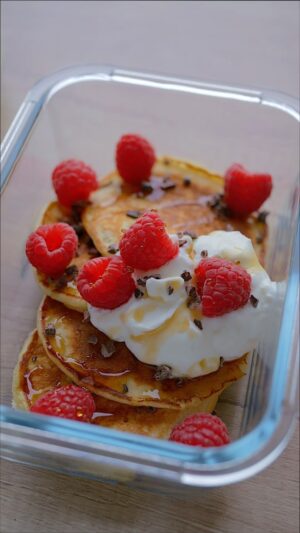 Martin Lubojatzky Instagram - RECEPT na Kefírové kynuté lívance | Pokrm z meal prepu 🥞

Tohle jsou tak skvělé lívance, že jim odpustíte i to, že jejich příprava vyžaduje kynutí. Ochutnejte, zamilujete si je.🥰❤️

S čím milujete lívance vy?👀 Já se přiznám, že namazané lískooříškovým krémem s čokoládou a k tomu maliny je moje nejoblíbenější kombinace. Bohužel si ji dávám jen příležitostně a radši doplním lívance tvarohem.🤭

Těsto na lívance pro 2 osoby:
4 g čerstvého droždí
120 g hladké pšeničné mouky
110 g kefíru
70 g plnotučného mléka
2 vejce vel. M šťastných slepiček
20 g třtinového cukr

Celý postup najdete na našem blogu www.lubojatzkycouple.cz ❤️

#dnesjim #dnesjem #recepty #snidane #livance #ovoce #inspirace #dokrabicky #krabicky