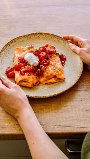 Martin Lubojatzky Instagram - RECEPT na Enchiladas 🫔

Když jsem na prodejně @billa_cz objevila v tašce v rámci nového projektu Nejsme k zahození několik paprik a cibulí, věděla jsem, že pro vás připravím recept na tyto plněné zapečené tortilly, o který jste si tolik psali.🥰🙏🏻

Reel bylo vytvořeno ve spolupráci s @billa_cz 💛

Každou takovou možnost, kdy můžu přispět k neplýtvání ovocem a zeleninou, vítám, a tak i vám ráda o tomto projektu řeknu.💛 Papírové tašky najdete na prodejnách za cenu 49 Kč a každá obsahuje mezi 3 až 3,5 kg ovoce a zeleniny (min. 4 druhy) určené k okamžité spotřebě.🌱

Suroviny pro 3 osoby.

Enchiladas:
* 1 střední žlutá paprika
* 1 střední červená paprika
* 1 střední žlutá cibule
* 1 malá jalapeňo paprička
* 1 plechovka červených fazolí
* Olivový olej
* 3/4 ČL sušeného granulovaného česneku
* 1/2 ČL soli
* 8x otočení mlýnkem s černým pepřem
* 1/2 ČL sušeného oregánu
* 1/4 ČL mletého římského kmínu
* 1 ČL mleté uzené papriky
* 1 malý sušený bobkový list
* 2 a 1/2 PL rajčatového protlaku
* 180 ml vývaru (my použili hovězí)
* 6 pšeničných tortill
* 60 g cheddaru vcelku
* 70 g strouhané mozzarelly

Pico de gallo:
* 400 g cherry rajčat
* 1/2 malé červené cibule
* 1/2 jalapeňo papričky
* Sůl
* Bílý pepř
* Limetová šťáva dle chuti
* Čerstvý koriandr dle chuti

K dokončení:
* Zakysaná smetana

Celý recept najdete detailně sepsaný na blogu gustoacademy.cz❤️

#jidlo #enchiladas #mnam #mnamka #dnesjim #recept #dnesjem #zelenina #lusteniny
