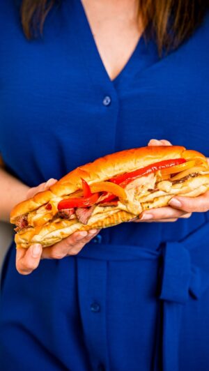 Martin Lubojatzky Instagram - DOMÁCÍ GRILOVÁNÍ | Recept na cheesesteak 🥩🧀

Pokud taky nemáte možnost grilovat venku, můžete využít grilovací smaltovanou litinovou pánev @fabinicz Mattia 2.0.🔥 Je skvělá na steaky, ryby, sýry, zeleninu, pečivo, ovoce, jednoduše na vše, u čeho chcete navíc docílit efektu grilovací mřížky a hlavně toho, že se díky žebrovanému dnu nedusí suroviny ve vlastní šťávě.🤌

Reel bylo vytvořeno ve spolupráci s @fabinicz 💚

Na fabini.cz právě probíhá speciální “grilovací kampaň” a “kampaň jarní třicítky”, ve které najdete různé produkty nejen na domácí grilování, ale taky sadu litinové grilovací pánve a kastrolu za speciální cenu. Nezapomeňte, že po celý rok s kódem ULALA5 máte 5% slevu na všechny produkty Fabini včetně těch, které už jsou ve slevě.❤️

Ve videu jsme dále použili granitový hmoždíř, střední akáciové prkénko, akáciovou podložku pod hrnec, nůž na pečivo, velký kuchařský nůž z japonské oceli a smaltovanou litinovou pánev.

Suroviny na 3 velké hot dogy:
Steak:
* 300 g hovězího rumpsteaku
* Olivový olej
* Sůl
* Černý pepř

Zelenina:
* 1 velká červená paprika
* 1 velká žlutá paprika
* 1 velká žlutá cibule
* Olivový olej
* Sůl
* Černý pepř
* 5 plátků uzeného sýru

Majonézová omáčka:
* 3 PL majonézy
* 1 a 1/2 Sriracha omáčky
* 1/2 ČL sušeného granulovaného česneku
* Nahrubo nadrcených 6 kuliček černého pepře

Hot dog housky:
* 3 máslové hot dog housky
* Máslo

#grilovani #steak #jidlo #mnam #dnesjim #dnesjem #inspirace #maso
