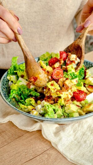 Martin Lubojatzky Instagram - RECEPT na Medovo-hořčičnou zálivku a cobb salát 🥗

Sezóna grilování a salátů je tady.😍 Nejsem velký fanda listových salátů, protože po nich mám brzo hlad, ale tento americký cobb salát mě nadchnul. Možná je to díky tomu vychucenému grilovanému masu, které je namarinované v medovo-hořčičné zálivce.👌

Reel bylo vytvořeno ve spolupráci s @billa_cz 💛

Zeleninu na salát jsme nakoupili v @billa_cz a až budete na prodejně, mrkněte na Bon Via citrony, které jsou BIO, a tak budou v létě do domácí limonády jako dělané.🍋

Suroviny na 2 porce:
Dresing
* 25 g olivového oleje
* 25 g tekutého medu
* 30 g hořčice (22 g Dijon a 1 ČL hrubozrnné hořčice)
* 1 PL jablečného vinného octu
* 1/8 ČL soli
* Černý pepř
* 1/4 ČL sušeného oregana

Salát
* 1 kuřecí farmářské prso
* 1/2 ČL soli (podle velikosti masa)
* Černý pepř
* Špetka sušených chilli vloček
* 4 plátky slaniny (anebo sušeného italského specku)
* 1 římský salát
* 10 cherry rajčat
* 1/2 zralého avokáda
* 1 vejce vel. M šťastné slepičky
* 1 Pl olivového oleje
* Sýr s modrou plísní (např. Gorgonzola) anebo balkánský či feta sýr
* Kůra z bio citronu

Celý recept najdete na webu Billa Gusto.

#recepty #dnesjim #dnesjem #grilovani #salat #zdraverecepty #miluju #mnam #inspirace