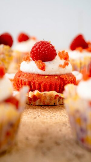 Martin Lubojatzky Instagram - Lubojatzky AKADEMIE č. 8 - Jak si elegantně vychutnat cupcake?🧁

Přemýšleli jste někdy nad tím, jak elegantně sníst cupcake, aniž byste zabořili nos do krémové čepice?🤭 Já jsem nedávno viděla tenhle malý tríček, vyzkoušela ho a věděla, že se s vámi o něj musím podělit.😍

Jakože není to žádná raketová věda, haha 🤣, ale schválně mi dejte vědět, jak se vám tento hack líbí, až si příště vyzkoušíte sníst cupcake tímto způsobem.😊🙏🏻

#cupcakes #jidlo #peceni #mnamka #dnesjim #dnesjem