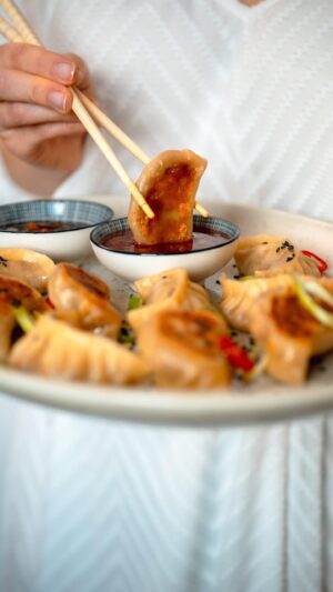 Martin Lubojatzky Instagram - NOVÝ RECEPT na zeleninové Gyoza knedlíčky 🥟 | Veggie Challenge s @proveg.cz 🌱

Jak často jíte maso?👀 My zhruba 4x týdně. Každý rok ale máme jeden měsíc, kdy si dáváme extra záležet na tom, abychom jedli ještě rostlinněji.🙏🏻

Příspěvek byl vytvořen ve spolupráci s @proveg.cz ❤️

Letos jsme se zapojili začátkem února do Veggie Challenge, kterou neziskovka ProVeg každý rok pořádá.🥳 Na webovkách veggiechallenge.cz jsme si vybrali, jestli si chceme na měsíc vyzkoušet být vegany, vegetariány anebo jíst méně masa a od 1. února nám každý den chodí email s nápady na rostlinné recepty.🥗 Spousta receptů je taky v aplikaci ProVeg Veggie Challenge. Tu si opravdu doporučuju stáhnout.🤌 Pro všechny přihlášené v únoru je navíc soutěž o veganské balíčky plné různých rostlinných alternativ.

Tak co, připojíte se do Veggie Challenge s námi a vyzkoušíte na sobě benefity rostlinné stravy?😍

Suroviny na Gyoza knedlíčky pro dva:
Těsto:
    •    150 g hladké pšeničné mouky
    •    78 g vařící vody (pozor, ohřívejte vody více, tohle je množství po odpaření, které se musí nalít do těsta)
    •    1/2 ČL soli
    •    Kukuřičný škrob (na podsypání těsta)

Náplň:
    •    60 g očištěné mrkve
    •    2 cm chilli papričky (pokud nemáte rádi pálivé, odstraňte z ní semínka a dužinu, na které semínka drží)
    •    2 menší hnědé žampiony
    •    3 cm tlustého pórku
    •    1 stroužek česneku zbavený středu
    •    2 střední ředkvičky
 •  80 g bílého zelí
    •    20 g kešu ořechů
    •    1 cm čerstvého zázvoru
    •    Špetka třtinového cukru
    •    2 PL sójové omáčky
    •    1/4 ČL uzené mleté papriky
    •    1 PL rostlinného anebo sezamového oleje

Dozdobení:
    •    Hoisin omáčka
    •    Sweet Chilli omáčka
    •    Černý sezam
    •    Jarní cibulka 

#ProVegCesko #veggiechallenge #jidlo #mnam #mnamka #dnesjim #dnesjem #zdravi #zdravyzivotnistyl