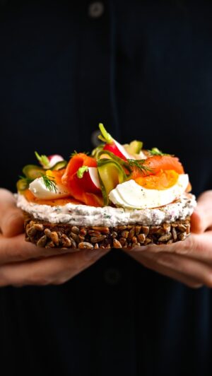 Martin Lubojatzky Instagram - RECEPT | Hledáte rychlou a vyváženou svačinu a nechcete pořád jíst to stejné? Tohle je smorrebrod.🥪 Dánský open sandwich vytvořený ve spolupráci s @moje_lucina 🌱.

Lučina Skyr má příjemnou svěží chuť, má 100% čisté složení a obsahuje o 65% méně tuku. Je skvělá jako rychlá svačina, kdy do ní dipujete zeleninu nakrájenou na hranolky. 🥕🌶️🥒

My si z ní dnes ale připravíme pomazánku:
* 1 balení Lučiny Skyr
* Sůl
* Černý čerstvě namletý pepř
* 1/8 malé červené cibule
* Pažitka (dle chuti)
* Kopr (dle chuti)
* Kůra z bio citronu
* Citronová šťáva

Ostatní:
* Žitný chléb
* Volně lovený uzený losos
* Nakládaná okurka
* Čerstvé ředkvičky
* Vejce vel. M šťastné slepičky
* Kopr
* Černý čerstvě namletý pepř

 Nakládaná okurka:
* 1/2 střední salátové okurky
* 75 g bílého vinného octa
* 40 g vody
* 25 g citronové šťávy
* 1/2 PL cukru krystal
* 2 stroužky česneku
* 2 sušené bobkové listy
* 1/2 ČL celého hořčičného semínka
* 3 kuličky nového koření
* 6 kuliček černého kampotského pepře
* 1 ČL soli
* 1 bohatý stonek čerstvého kopru

Nálev z octu, vody, citronové šťávy a cukru zavaříme zhruba 2 minuty na vysokém varu. Poté nálevem přelejeme okurku s ostatními surovinami a necháme minimálně 2 hodiny v nálevu naložené odpočívat na pracovní ploše. Uchováváme bez přístupu vzduchu v lednici.

SANDWICH | SVAČINA | RYCHLÝ RECEPT | DÁNSKÝ SMORREBROD | LUČINA SKYR | CHUŤ PŘÍRODY