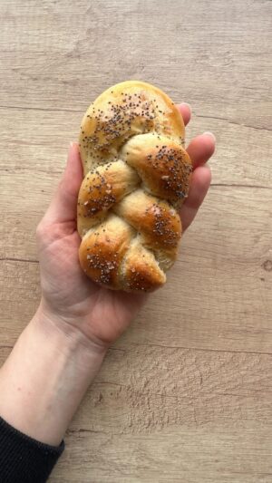Martin Lubojatzky Instagram - Lubojatzky AKADEMIE č. 10 | Umíte uplést pletýnku?🥖

Jednoduché návody, na to nás užije🤓. Kromě perfektně propracovaných receptů máme totiž s Martinem v kuchyni rádi taky techniku.🤩 A ono se to vlastně moc hodí, mít jeden takový profil, kde člověk časem najde úplně všechno.🥰

Pokud máte nápad na další Lubojatzky AKADEMII, sem s ní prosím.❤️ Třeba zrovna ta příští bude z vaší hlavy.🌷

#pecivo #housky #jidlo #mnam #navod #inspirace #dnesjim #dnesjem #peceni