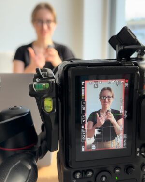 Martin Lubojatzky Instagram - Kdybyste měli napsat váš jeden nejmilejší moment v lednu, jaký by to byl?😍

Můj photo dump z ledna 📸

1) Půlka z vás mi záclonky (ve vlasech, haha 😁) rozmlouvala, ale já jsem šťastná, že jsem do nich šla.😍
2) Vyvinuli jsme tak luxusní langoše, až máme chuť si je nechat patentovat.🤭
3) Když máš titul z ČVUT a pak trávíš půlku času takhle, abys ulovil nejlepší záběr jídla.🤣
4) Spousta hledání našeho budoucího bydlení. Kolik kompromisů musíš udělat, když to stojí tolik peněz?🙃
5) Děkujeme za krásné ohlasy na nový koncept videí s vypravěčem.❤️
6) Co jsme s Nobym v lednu zkoukli a doporučujeme? Netflix - Love Is Blind Sweden a Apple TV - The Morning Show.
7) Začala jsem si dělat návyk na cvičení a skončila u pátého dne. Já se ale nevzdám.💪
8) Vděčná, že můžu každý den na procházku s mýma klukama.🥰
9) Už jste zkoušeli ty boží tyčinky, které jsem pekla ve Víkendové snídani?🤤