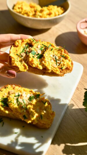 Martin Lubojatzky Instagram - RECEPT | Mrkvová originální pomazánka 🥕

Velikonoce se blíží a s nimi přichází tip na mrkvovou pomazánku. Pokud nehledáte jen syrovou mrkev nudně nastrouhanou k tvarohu, zbystřete.👀 Tohle je totiž pomazánka z opečené mrkve s mandlemi na pánvi, která se teprve poté smícháme s krémovou Lučinou svěží žervé.🌱

Video bylo vytvořeno ve spolupráci s @moje_lucina 🍀

Jednoduchý recept, pár surovin a skvělý výsledek. Vyzkoušíte tuto pomazánku?😍

Suroviny na 3 porce:
* 80 g konzervované cizrny (ideálně připravené na páře namísto vařené)
* 160 g čerstvé mrkve před očištěním
* 2 PL olivového oleje
* 17 g plátků mandlí (  3 g na dozdobení)
* 1 stroužek česneku
* 80 g Lučina svěží žervé
* Sůl
* Bílý kampotský pepř
* 1/4 ČL kari koření (anebo dle preference méně)
* 2 ČL citronové šťávy
* Troška medu (zhruba 1/2 ČL)
* Pár listů čerstvé petrželky

#pomazanka #jidlo #svacina #lucina #velikonoce #mnam #dnesjim #zelenina #zdraverecepty