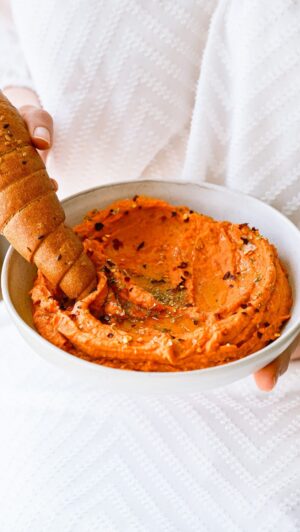 Martin Lubojatzky Instagram - 100 Kč sleva v NOVÉ APLIKACI @billa_cz e-shop 🥳 | RECEPT na fazolovou pomazánku ze sušených rajčat 🍅

Že už nějakou dobu objednáváme nákup online na Billa e-shopu, to už víte.🙏 Ale co možná nevíte, že pro všechny zákazníky až do 23.5.2024 platí sleva 100 Kč při stažení nové aplikace Billa e-shop.💛

Video bylo vytvořeno ve spolupráci s @billa_cz 💛

Kód na slevu, který stačí zadat v objednávce, najdete na banneru po stažení aplikace. Pospěšte si, akce brzy končí!✨

Suroviny na Fazolovou pomazánku ze sušených rajčat:
- 1 plechovka bílých fazolí
- 50 g sušených rajčat
- 25 g oleje ze sušených rajčat
- 1 PL koncentrovaného rajčatového protlaku
- 2 ČL sójové omáčky
- 1 stroužek česneku (zbavený středu)
- 2 kolečka nakládané jalapeňo papričky
- 1 jarní cibulka
- 1 ČL uzené mleté papriky
- Sůl
- Čerstvě namletý černý pepř
- 1/4 ČL sušeného oregana
- Šťáva z citronu (dle chuti)

#dnesjim #pomazanka #lusteniny #jidlo #mnam #mnamka #dnesjem #fazole