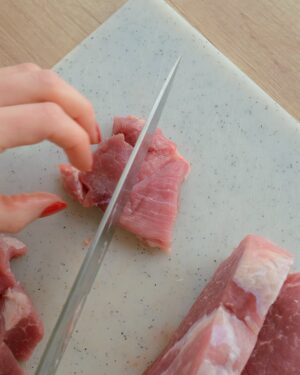 Martin Lubojatzky Instagram - RECEPT na výpečky na pivu se zelím ⬇️

Houskovým knedlíkem jsme vás potěšili před Vánoci a teď se podíváme na zoubek výpečkům a zelí.👌 Tak trošku slavnostní jídlo, kterým potěšíte návštěvu nejen mezi svátky.❤️

Detailní postup, na který jste zvyklí z našich ULALA kuchařek, najdete na blogu lubojatzkycouple.cz.😊 V carouselu najdete videa z přípravy, které vás provedou receptem.🙏

Suroviny pro 5 osob:
Výpečky
    •    700 g vepřového plecka vcelku
    •    300 g bůčku vcelku
    •    2 střední žluté cibule
    •    5 stroužků česneku
    •    1 velký sušený bobkový list
    •    2 kuličky nového koření
    •    2 ČL celého kmínu
    •    1 ČL sušené majoránky
    •    Pár strouhnutí celého muškátového oříšku
    •    20x otočení mlýnkem černého kampotského pepře
    •    2 ČL soli
    •    300 ml světlého piva
    •    200 ml hovězího vývaru

Zelí
    •    1 střední žlutá cibule
    •    2 PL rostlinného oleje 
    •    1 pytlík/sklenice kysaného zelí
    •    Sůl
    •    Celý kmín
    •    4 PL vody
    •    2 PL hladké mouky
    •    Cukr

Výpečky se zelím a knedlíkem | Recepty | Slavnostní jídlo | Tradiční recept | Výpečky | Zelí | Knedlík | Jídlo